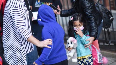 Primeras escuelas de NY reabrieron este lunes entre el optimismo y la preocupación