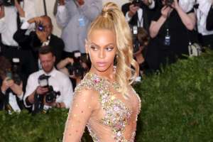 Beyoncé deja admirar tremendas curvas con vestido transparente sin ropa interior
