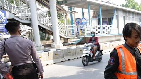 Castigo en Indonesia por no portar mascarilla