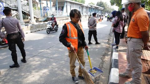 Castigo en Indonesia por no portar mascarilla