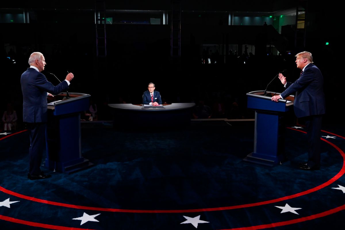  Los candidatos Joe Biden y Donald Trump en el primer debate presidencial en Cleveland, Ohio. 