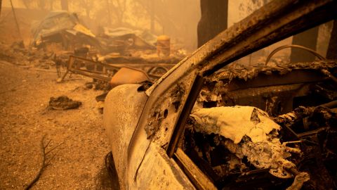 Restos de una vivienda destruida por el fuego en Berry Creek, California.