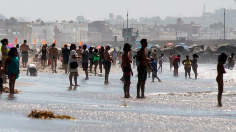 Californianos se aglomeraron en la costa para huir del calor.