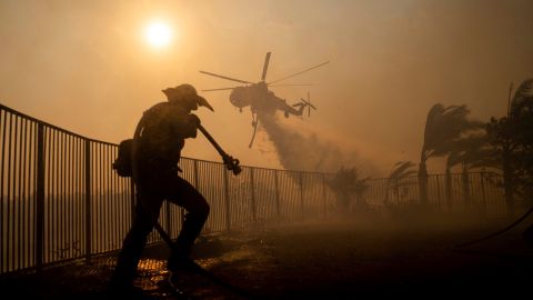 Miles de evacuados en Los Ángeles por incendio avivado por fuertes vientos