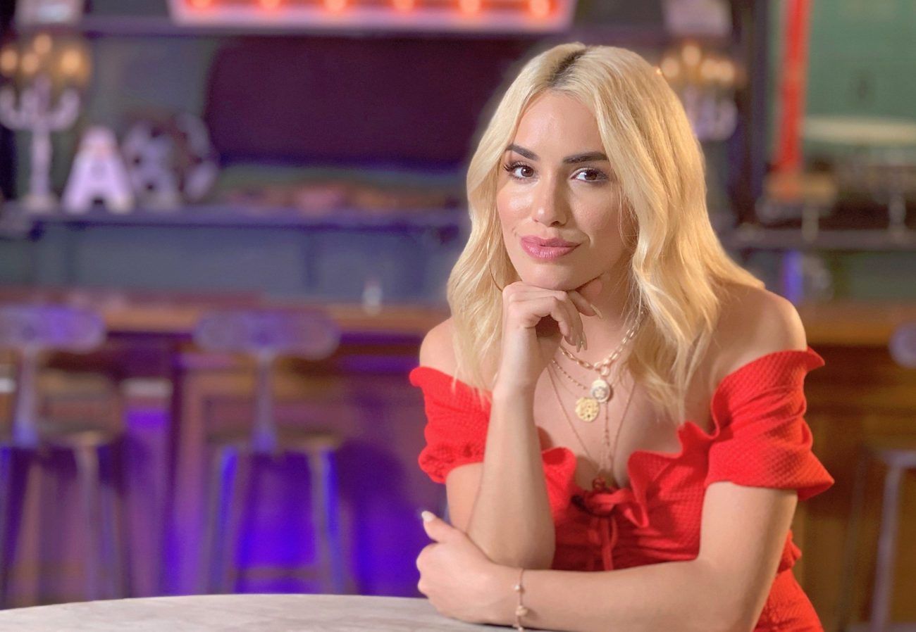 Lali aparece gateando con un conjunto tan nude que parece estar desnuda