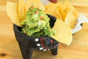 Por qué tradicionales utensilios mexicanos como molcajetes y tortilleros, valen oro en Estados Unidos