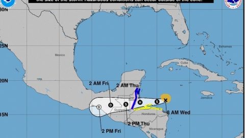 Nana llegó a Belice como huracán que volvió a degradarse.