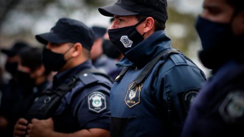 Alguien abrió la puerta del auto del policía, lo que provocó que disparara.