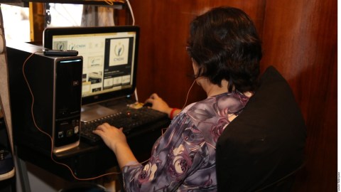 A la profesora no le pareció el sitio en donde su alumno toma clases.