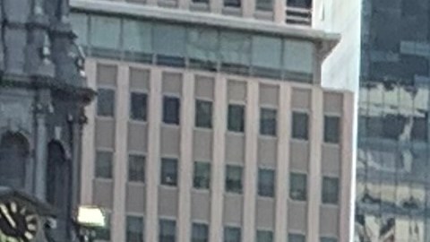Jennifer Díaz sostiene la foto de su prima Jenine Nicole González, en la Zona Cero, tras el evento de conmemoración del aniversario del 9/11
