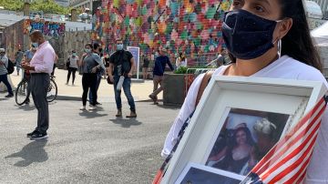 Jennifer Díaz sostiene la foto de su prima Jenine Nicole González, en la Zona Cero, tras el evento de conmemoración del aniversario del 9/11