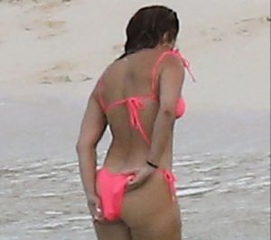 Las olas le jugaron una travesura a Jennifer Lopez y su bikini rosa
