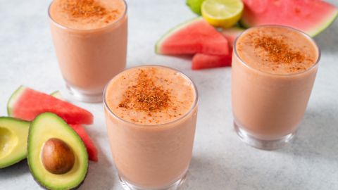 Batido de aguacate y sandia con chile y limon verde