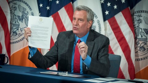 El alcalde De Blasio le dijo este jueves a Trump: “Nos vemos en la corte”.