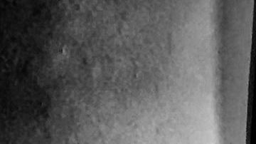 Un miembro del cartel de Sinaloa limpia sus armas.