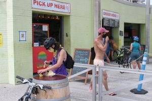 Comerciantes hispanos de Rockaway Beach terminan el verano sin lograr ‘hacer su agosto’