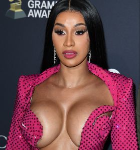 Cardi B muestra sus curvas al desnudo y cubre "lo esencial" con pequeñas hojuelas brillantes