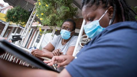 Una voluntaria del Censo hace el cuestionario a una residente de una vivienda ubicad entre la calle 103 Este y la avenida N, en Brooklyn.