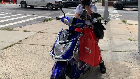 Nueva York da nuevas protecciones a restaurantes que usan aplicaciones de comida