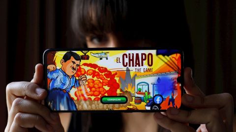 Un usuario utiliza hoy, el videojuego "Chapo The Game”, a través de una aplicación para teléfonos móviles, en Guadalajara, estado de Jalisco (México). Un grupo de ocho estudiantes mexicanos creó un videojuego inspirado en la figura del narcotraficante Joaquín “El Chapo” Guzmán, con un enfoque educativo que, aseguran, evita "hacer apología del delito" y con el que buscan reunir fondos para continuar sus estudios. EFE/ Francisco Guasco