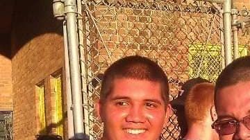 Adrián Bautista (der.) con su hijo universitario.