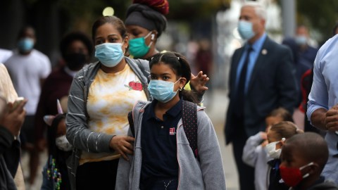 En NYC ya se había decidido que la comunidad escolar volvería a clases en otoño con protección facial (Foto AFP - Getty Images)