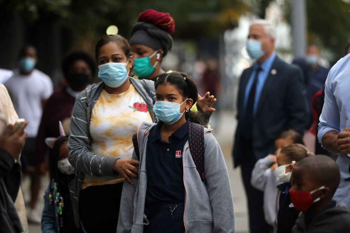 En NYC ya se había decidido que la comunidad escolar volvería a clases en otoño con protección facial (Foto AFP - Getty Images)