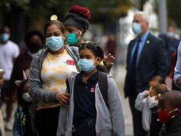 En NYC ya se había decidido que la comunidad escolar volvería a clases en otoño con protección facial (Foto AFP - Getty Images)