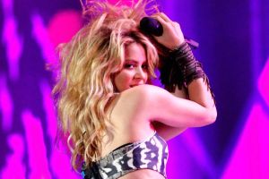 Shakira enloquece a sus fans realizando bailecito con sexy atuendo traslúcido