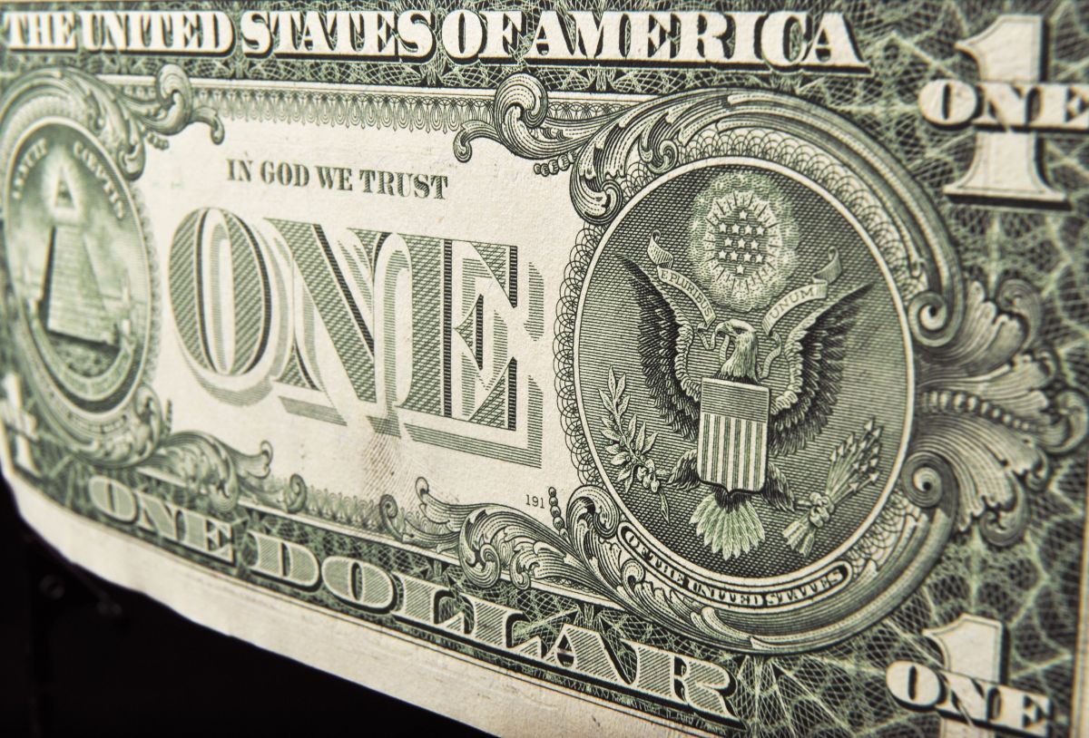 El dólar  busca recuperarse del declive de los datos económicos presentados esta semana. 
