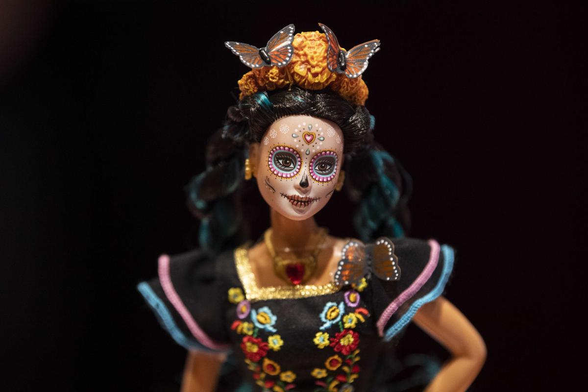 Barbie presenta una segunda muñeca alusiva a su colección de Día de Muertos  - El Diario NY
