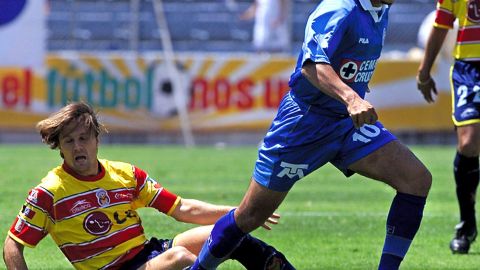 Ángel "Matute" Morales jugando para Cruz Azul.