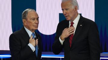 Bloomberg y Biden después de un debate.