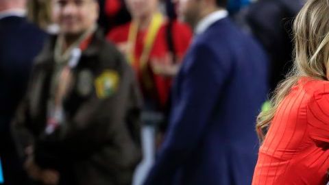 Patrick Mahomes y Brittany Matthews festejando el triunfo en el Super Bowl.