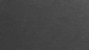 Una mujer sin hogar en una habitación de hotel del proyecto Roomkey de California.