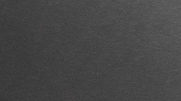 Una mujer sin hogar en una habitación de hotel del proyecto Roomkey de California.