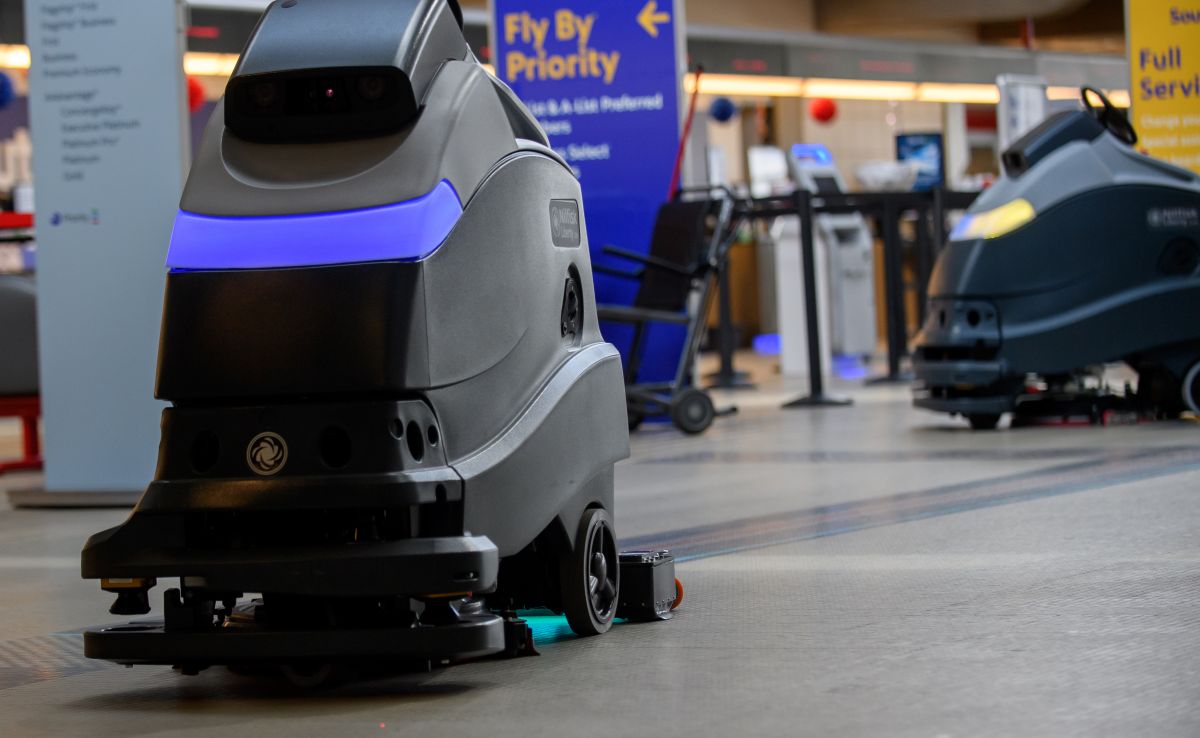 Robot limpiador de pisos en un aeropuerto.