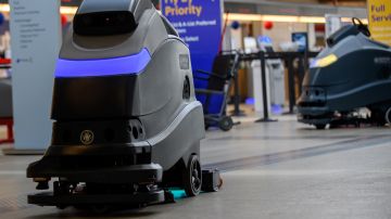 Robot limpiador de pisos en un aeropuerto.