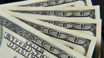 IRS recupera el 70 por ciento de los cheques de estímulo que envió por error