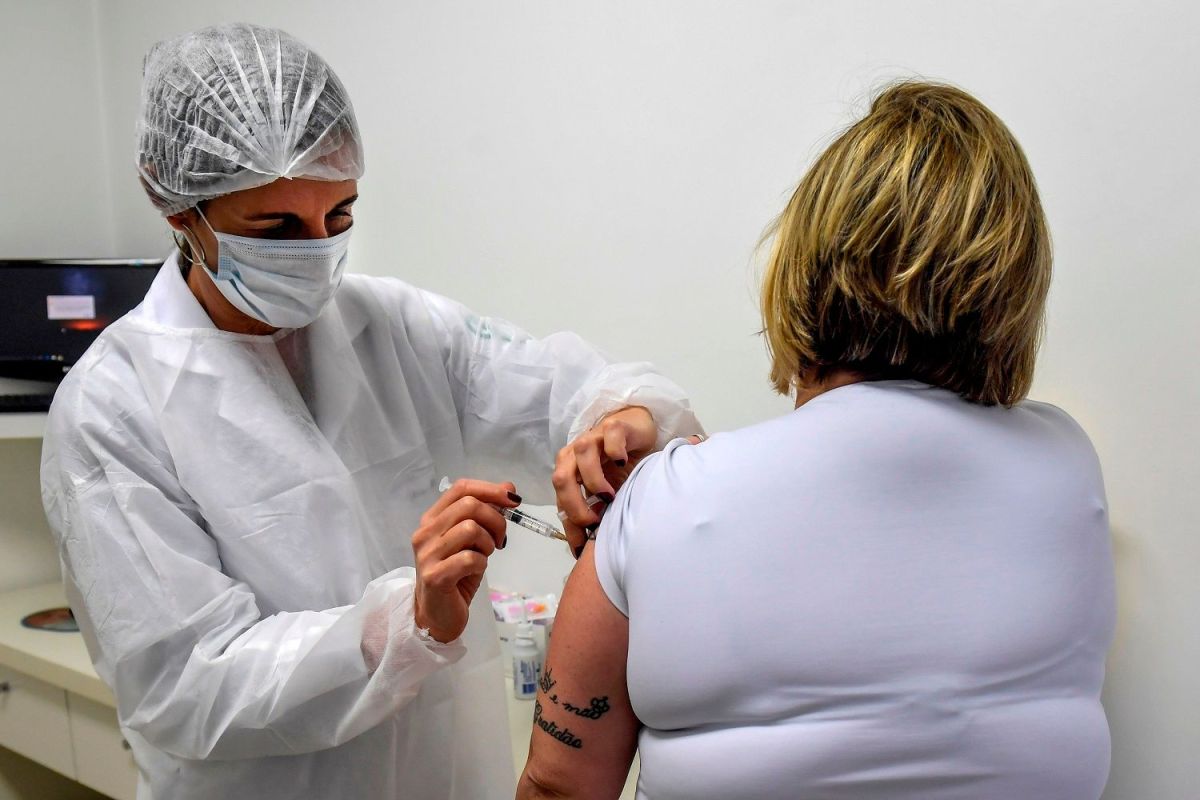 Una mujer recibe la vacuna experimental de AstraZeneca-Oxford como parte de los ensayos en Brasil.