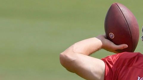 Kirk Cousins entrenando con los Vikingos de Minnesota.