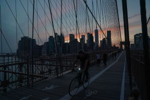 Ciclista atropella a fotógrafo que captaba propuesta de matrimonio en Puente de Brooklyn