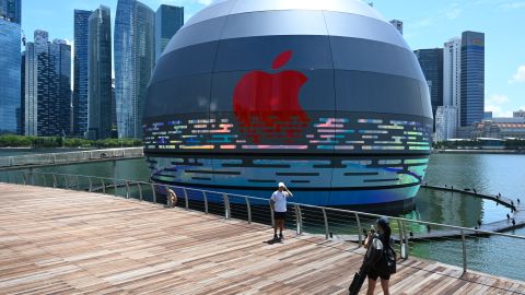 Inauguran en Singapur la primera tienda flotante de Apple