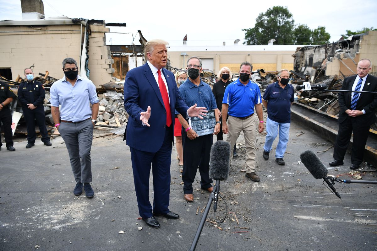 El presidente Trump recorrió la zona donde los disturbios derivaron en la destrucción de comercios.