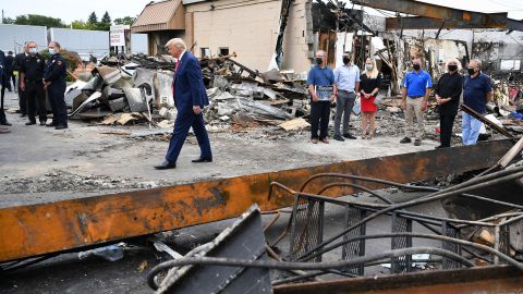 Trump recorre una zona afectada por las protestas contra la violencia policial en Kenosha.