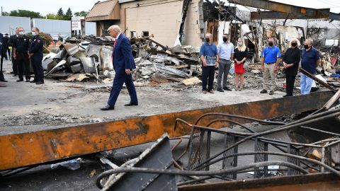 Trump recorre una zona afectada por las protestas contra la violencia policial en Kenosha.