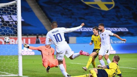 Kylian Mbappé marcando el gol del triunfo con Francia.