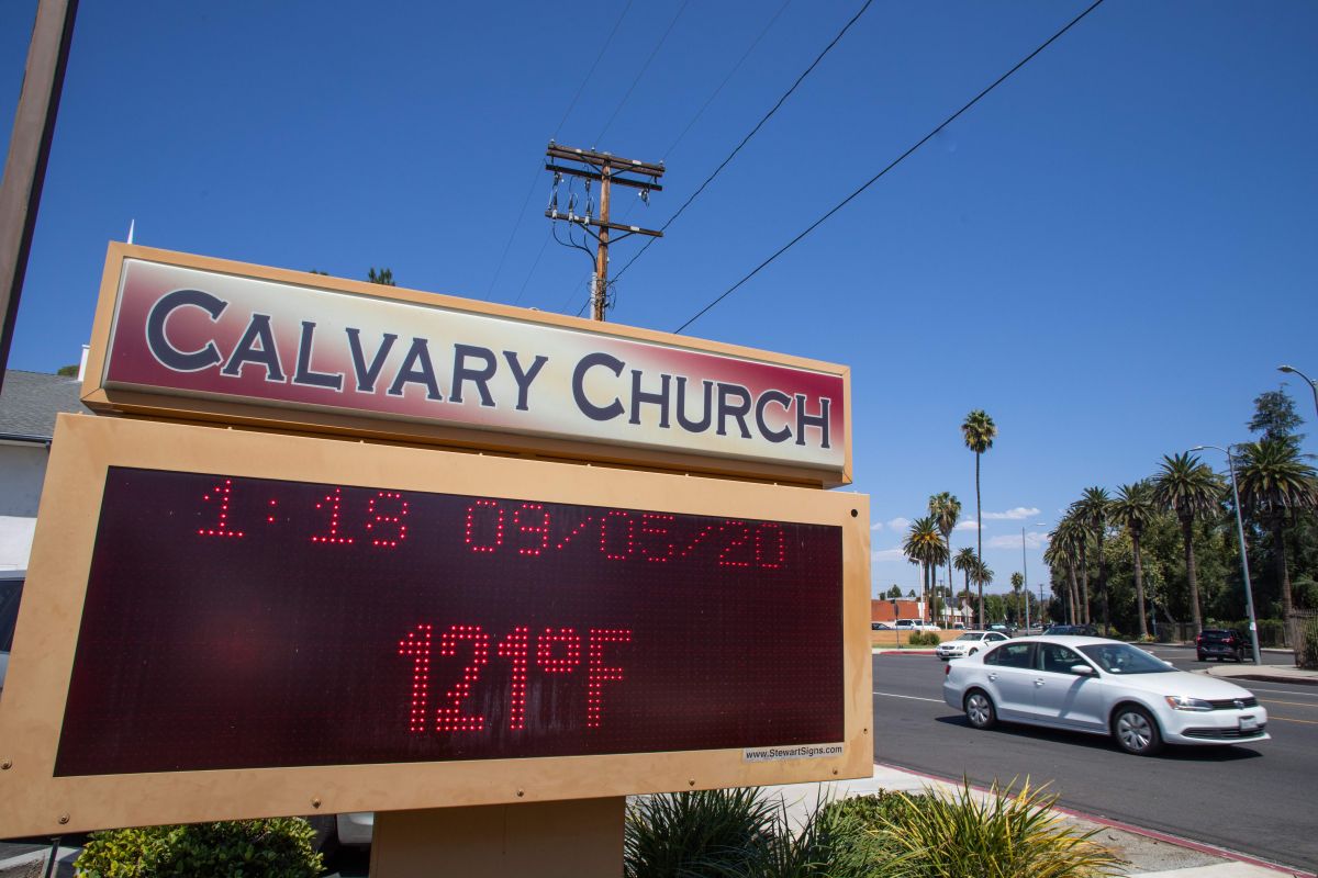 Este termómetro en Woodland Hills, área de Los Ángeles, indicó 121 grados F.