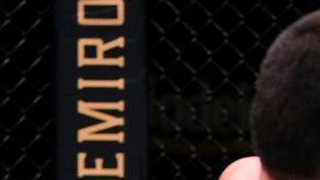 Michel Pereira golpeando a Zelim Imadaev.Zelim