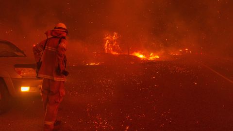 Las brasas caen mientras el incendio Creek se expande el 8 de septiembre de 2020 cerca de Shaver Lake, California.